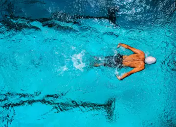 La natation : un sport pour la bonne santé des genoux