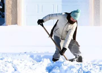 Les bonnes pratiques pour pelleter sans se blesser