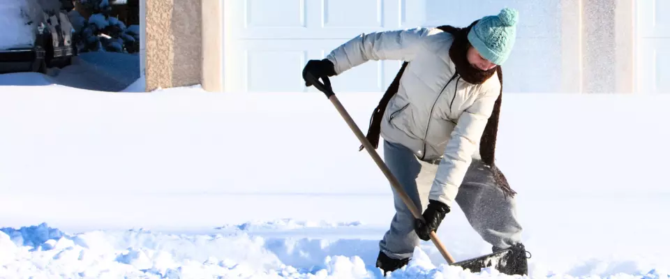 Les bonnes pratiques pour pelleter sans se blesser